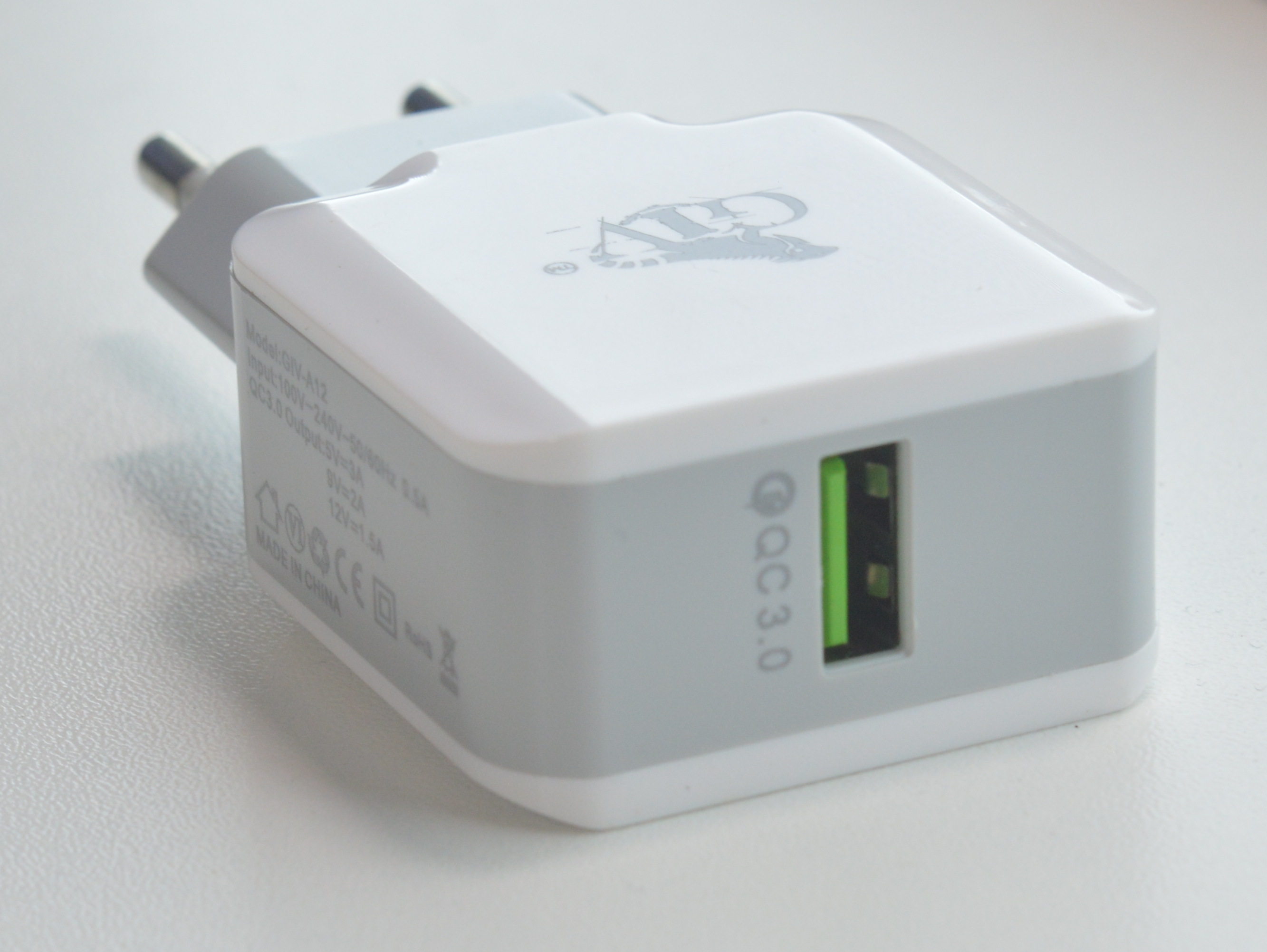 Cargador GIV-A12 de Carga Rapida Cargador GIV A12 de Carga Rapida pronet uy Cargador GIV-A12 de Carga Rapida - Imagen 2