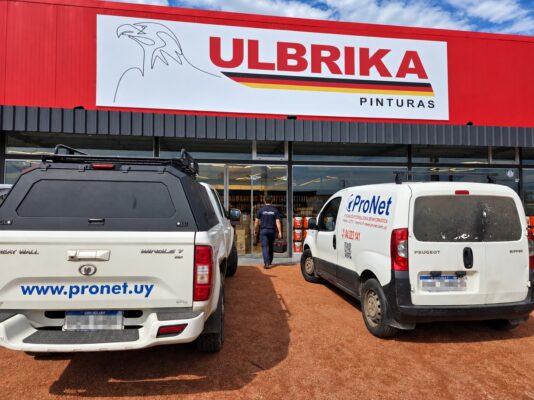 Técnico de ProNet ingresando a la nueva sucursal de Ulbrika Pinturas en Av. Lussich, Maldonado